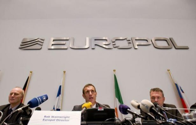 Les 300 nouveaux matches suspects révélés par la vaste enquête d'Europol sur les rencontres arrangées dans le monde du football ont eu lieu en Afrique, Asie et Amérique latine, a indiqué jeudi l'enquêteur en chef de la police de Bochum (Allemagne), Friedhelm Althans. Les 300 nouveaux matches suspects révélés par la vaste enquête d'Europol sur les rencontres arrangées dans le monde du football ont eu lieu en Afrique, Asie et Amérique latine, a indiqué jeudi l'enquêteur en chef de la police de Bochum (Allemagne), Friedhelm Althans.