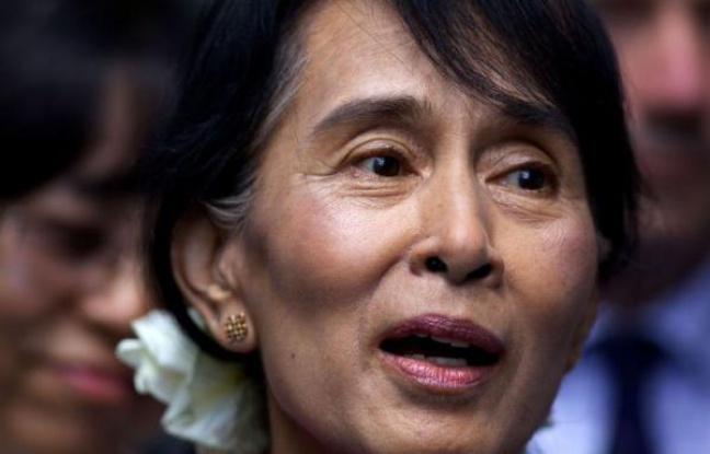 L'opposante birmane Aung San Suu Kyi est attendue mardi à Paris, dernière étape d'une triomphale tournée européenne au cours de laquelle la Dame de Rangoun sera reçue par le président François Hollande et célébrée pendant trois jours à l'égal d'un chef d'Etat. L'opposante birmane Aung San Suu Kyi est attendue mardi à Paris, dernière étape d'une triomphale tournée européenne au cours de laquelle la Dame de Rangoun sera reçue par le président François Hollande et célébrée pendant trois jours à l'égal d'un chef d'Etat.