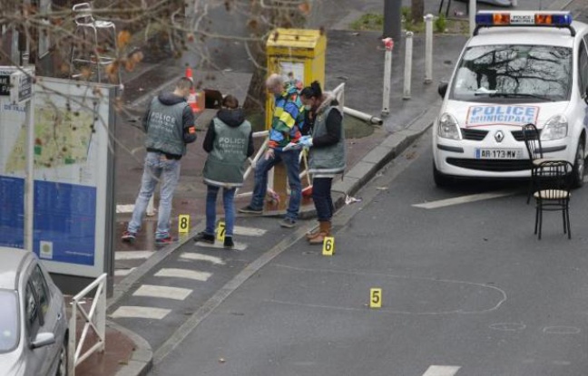 Des enquêteurs sur les lieux de la fusillade à Montrouge qui a coûté la vie à une policière municipale le 8 janvier 2015 Des enquêteurs sur les lieux de la fusillade à Montrouge qui a coûté la vie à une policière municipale le 8 janvier 2015