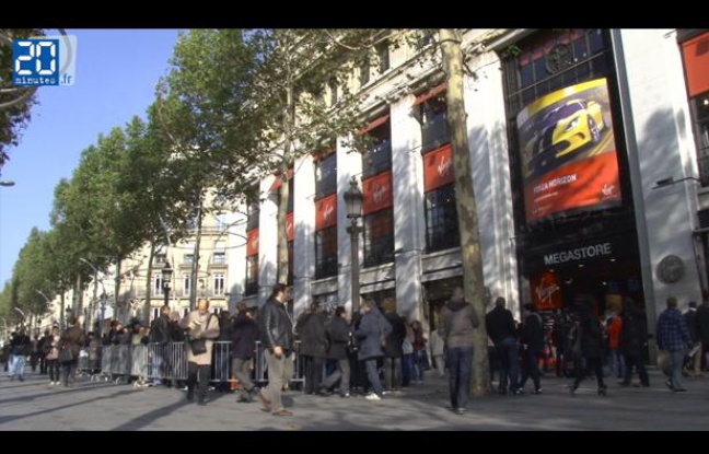 Les fans des Rolling Stones attendent devant le Virgin Megastore des Champs-Elysées pour acheter des places pour leur concert au Trabendo prévu le soir même, le jeudi 25 octobre 2012. Les fans des Rolling Stones attendent devant le Virgin Megastore des Champs-Elysées pour acheter des places pour leur concert au Trabendo prévu le soir même, le jeudi 25 octobre 2012.