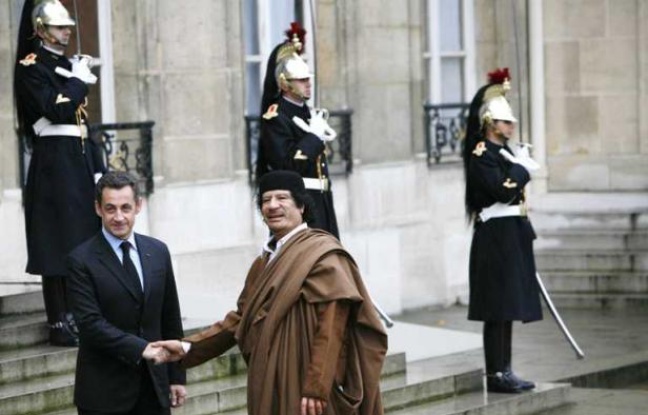 Nicolas Sarkozy et Mouammar Kadhafi, le 10 décembre 2007 au palais de l'Elysée, à Paris. Nicolas Sarkozy et Mouammar Kadhafi, le 10 décembre 2007 au palais de l'Elysée, à Paris.