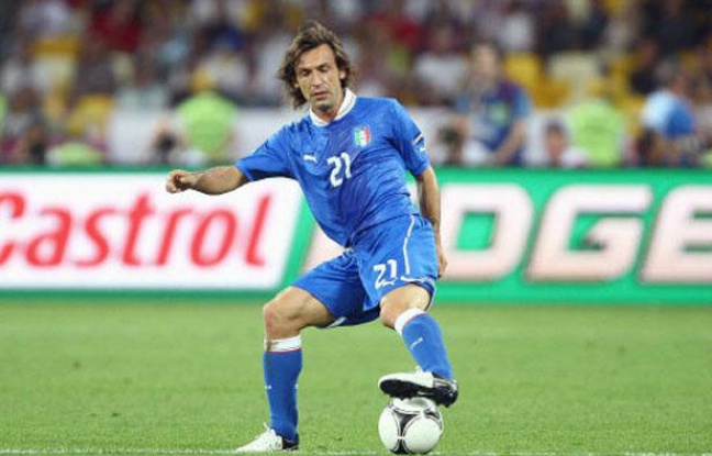 Andrea Pirlo dans ses oeuvres lors du quart de finale de l'Euro 2012 entre l'Italie et l'Angleterre. Andrea Pirlo dans ses oeuvres lors du quart de finale de l'Euro 2012 entre l'Italie et l'Angleterre.