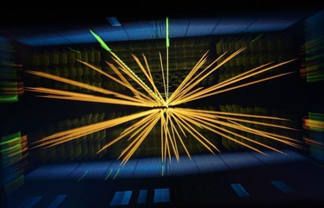 Il est encore trop tôt pour dire qu'il s'agit bien du boson de Higgs mais les physiciens du Cern ont applaudi debout mercredi matin la découverte d'une nouvelle particule "compatible" avec ce chaînon manquant de la physique des particules, qu'ils traquent depuis des décennies. Il est encore trop tôt pour dire qu'il s'agit bien du boson de Higgs mais les physiciens du Cern ont applaudi debout mercredi matin la découverte d'une nouvelle particule "compatible" avec ce chaînon manquant de la physique des particules, qu'ils traquent depuis des décennies.