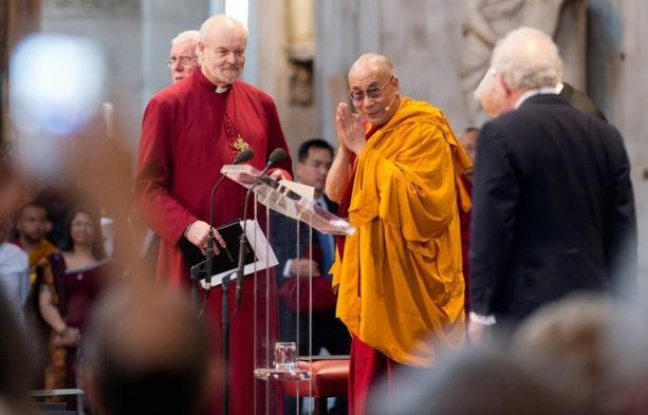 Le dalaï lama, chef spirituel des Tibétains retiré de la vie politique, a entamé vendredi une tournée de huit jours au Royaume-Uni où il doit donner une série de conférences, un mois après sa dernière visite à Londres qui avait entraîné des protestations chinoises. Le dalaï lama, chef spirituel des Tibétains retiré de la vie politique, a entamé vendredi une tournée de huit jours au Royaume-Uni où il doit donner une série de conférences, un mois après sa dernière visite à Londres qui avait entraîné des protestations chinoises.