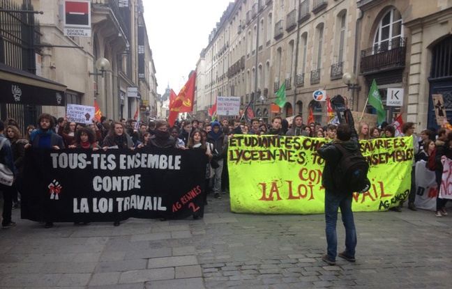 Le cortège anti-loi El Khomri s'avance non loin de la place de la mairie à Rennes le 24 mars 2016 Le cortège anti-loi El Khomri s'avance non loin de la place de la mairie à Rennes le 24 mars 2016