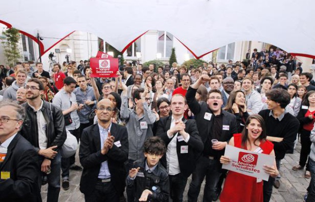Rue de Solférino, des militants fêtent la victoire du parti socialiste qui remporte les éléctions législatives le 7 juin 2012. Rue de Solférino, des militants fêtent la victoire du parti socialiste qui remporte les éléctions législatives le 7 juin 2012.