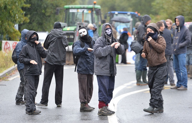 Des opposants au projet d'aéroport sur la ZAD de Notre-Dame-des-Landes, mardi matin. AFP / J-FR MONIER Des opposants au projet d'aéroport sur la ZAD de Notre-Dame-des-Landes, mardi matin. AFP / J-FR MONIER