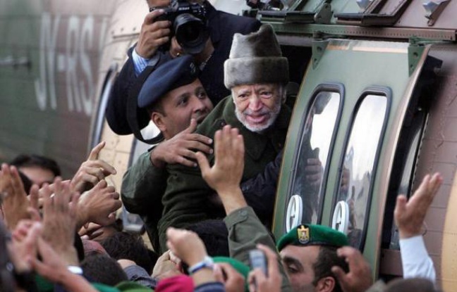 Les juges enquêtant sur la thèse d'un possible empoisonnement de Yasser Arafat ont demandé à se rendre à Ramallah, où est inhumé l'ex-dirigeant palestinien et où des policiers français réaliseront des prélèvements, a annoncé dans un communiqué sa veuve, Souha Arafat. Les juges enquêtant sur la thèse d'un possible empoisonnement de Yasser Arafat ont demandé à se rendre à Ramallah, où est inhumé l'ex-dirigeant palestinien et où des policiers français réaliseront des prélèvements, a annoncé dans un communiqué sa veuve, Souha Arafat.