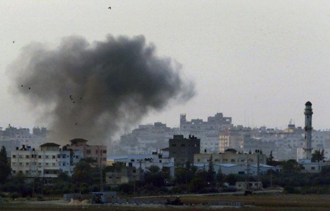 De la fumée s'élève du centre de Gaza après un bombardement israélien, le 19 novembre 2012. De la fumée s'élève du centre de Gaza après un bombardement israélien, le 19 novembre 2012.