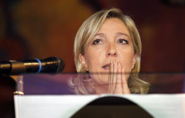 Entre un Bruno Gollnisch qui veut rassembler son camp avant toute chose et une Marine Le Pen qui tourne le dos "aux bras cassés" de sa mouvance, les deux candidats à la présidence du FN laissent entrevoir deux options politiques nettement différentes pour leur parti. Entre un Bruno Gollnisch qui veut rassembler son camp avant toute chose et une Marine Le Pen qui tourne le dos "aux bras cassés" de sa mouvance, les deux candidats à la présidence du FN laissent entrevoir deux options politiques nettement différentes pour leur parti.