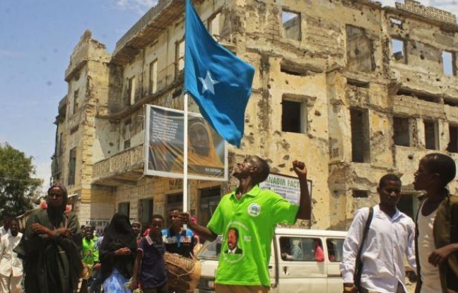Un président atypique a pris mardi les rênes de la Somalie, Hassan Cheikh Mohamoud, un universitaire qui a passé des années à tenter de prévenir les combats plutôt que d'y participer, soulevant un timide espoir de voir le pays émerger de 21 ans de guerre civile. Un président atypique a pris mardi les rênes de la Somalie, Hassan Cheikh Mohamoud, un universitaire qui a passé des années à tenter de prévenir les combats plutôt que d'y participer, soulevant un timide espoir de voir le pays émerger de 21 ans de guerre civile.
