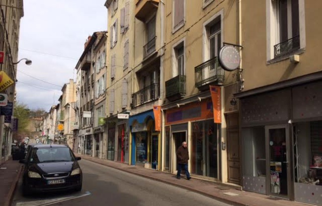 La rue Sadi Carnot, dans le centre-ville d'Annonay. La rue Sadi Carnot, dans le centre-ville d'Annonay.