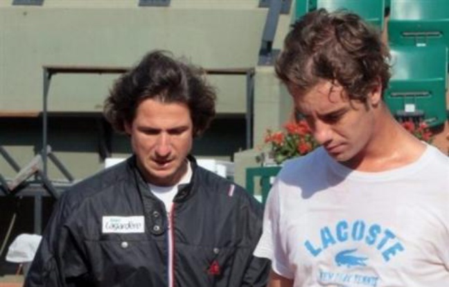 Richard Gasquet, Amélie Mauresmo et Marion Bartoli font leur entrée en lice lundi à Roland-Garros les bagages plein d'incertitudes après plusieurs semaines d'infortunes. Richard Gasquet, Amélie Mauresmo et Marion Bartoli font leur entrée en lice lundi à Roland-Garros les bagages plein d'incertitudes après plusieurs semaines d'infortunes.