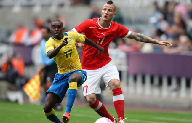 Michel Morganella (à droite), contre le Gabon au Jeux olympiques de Londres, le 26 juillet 2012. Michel Morganella (à droite), contre le Gabon au Jeux olympiques de Londres, le 26 juillet 2012.