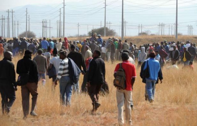 L'Afrique du Sud se prépare à rendre hommage jeudi aux 44 morts de la mine de Marikana (nord) mais la question des salaires n'est pas résolue et la grève a fait tâche d'huile. L'Afrique du Sud se prépare à rendre hommage jeudi aux 44 morts de la mine de Marikana (nord) mais la question des salaires n'est pas résolue et la grève a fait tâche d'huile.