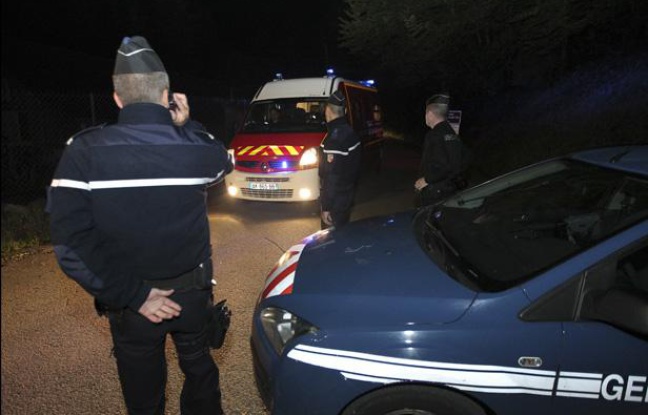 Des gendarmes à proximité du parking où quatre personnes ont été retrouvées mortes le 5 septembre 2012, sur les hauteurs du lac d'Annecy. Des gendarmes à proximité du parking où quatre personnes ont été retrouvées mortes le 5 septembre 2012, sur les hauteurs du lac d'Annecy.