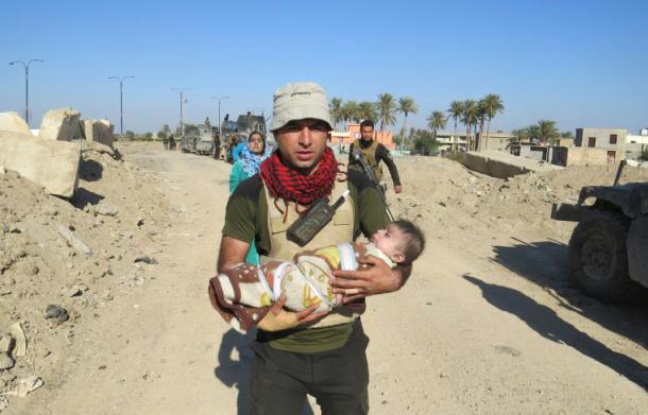 Les forces de sécurité irakiennes évacuent des civils alors qu'ils dégagent le quartier de Sufia près de Ramadi le 14 janvier 2016 Les forces de sécurité irakiennes évacuent des civils alors qu'ils dégagent le quartier de Sufia près de Ramadi le 14 janvier 2016