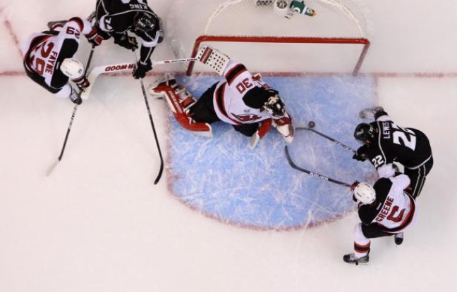 Un an après la prestigieuse NBA, la Ligue nord-américaine de hockey sur glace (LNH) est frappée à son tour par un lock-out, un arrêt de travail décidé par les propriétaires, consécutif à leur incapacité à définir avec leurs joueurs une nouvelle convention collective. Un an après la prestigieuse NBA, la Ligue nord-américaine de hockey sur glace (LNH) est frappée à son tour par un lock-out, un arrêt de travail décidé par les propriétaires, consécutif à leur incapacité à définir avec leurs joueurs une nouvelle convention collective.