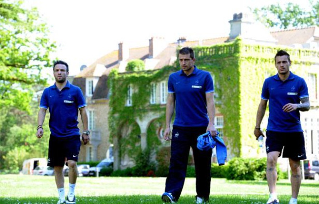Le troisième gardien des Bleus, Cédric Carrasso (ici entre Mathieu Valbuena et Mathieu Debuchy le 25 mai 2012) joue un rôle important pour le groupe, Le troisième gardien des Bleus, Cédric Carrasso (ici entre Mathieu Valbuena et Mathieu Debuchy le 25 mai 2012) joue un rôle important pour le groupe,
