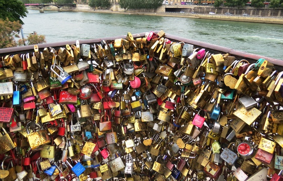 Video Pont Des Arts La Ville De Paris N En A Pas Fini Avec Les Cadenas D Amour