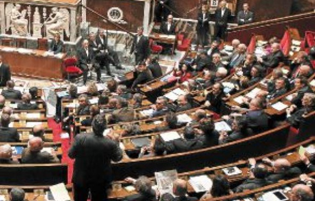 Lors de l'élaboration des lois, les groupes de pression tentent d'influencer les décideurs politiques afin de favoriser leurs intérêts privés. Lors de l'élaboration des lois, les groupes de pression tentent d'influencer les décideurs politiques afin de favoriser leurs intérêts privés.