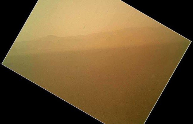 Première photo en couleur prise par le robot Curiosity sur la planète Mars, le 7 août 2012. Première photo en couleur prise par le robot Curiosity sur la planète Mars, le 7 août 2012.