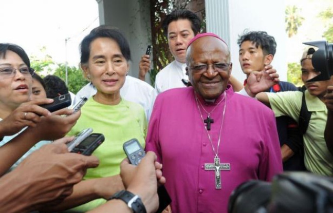 L'ancien archevêque sud-africain Desmond Tutu s'est entretenu à Rangoun mardi avec la dirigeante de l'opposition birmane Aung San Suu Kyi, elle aussi prix Nobel de la paix, exprimant sa foi en l'émergence d'une Birmanie "véritablement libre". L'ancien archevêque sud-africain Desmond Tutu s'est entretenu à Rangoun mardi avec la dirigeante de l'opposition birmane Aung San Suu Kyi, elle aussi prix Nobel de la paix, exprimant sa foi en l'émergence d'une Birmanie "véritablement libre".