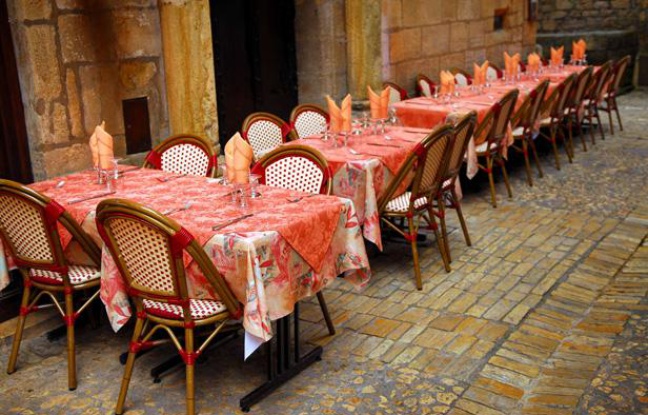 Une terrasse de restaurant à Sarlat en Dordogne. Une terrasse de restaurant à Sarlat en Dordogne.