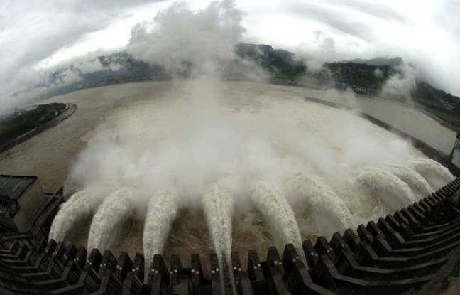 Le système de contrôle des crues du barrage des Trois Gorges en Chine, en juin 2007. Le système de contrôle des crues du barrage des Trois Gorges en Chine, en juin 2007.