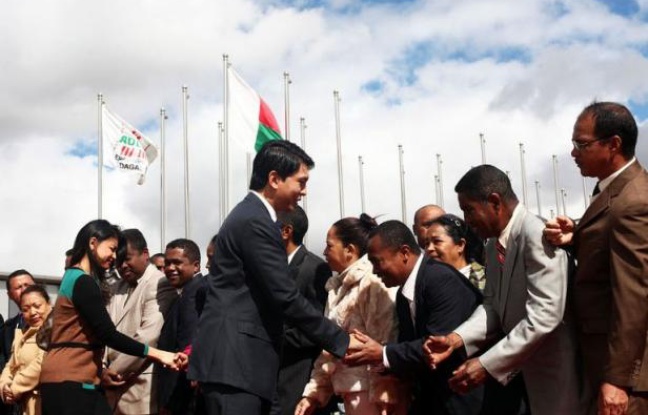 Le président de la Transition malgache, Andry Rajoelina, est arrivé lundi aux Seychelles pour un face-à-face inédit prévu mercredi avec son principal rival, l'ex-président Marc Ravalomanana, renversé en 2009, en vue de tenter de dénouer la crise dans laquelle est plongé le pays depuis. Le président de la Transition malgache, Andry Rajoelina, est arrivé lundi aux Seychelles pour un face-à-face inédit prévu mercredi avec son principal rival, l'ex-président Marc Ravalomanana, renversé en 2009, en vue de tenter de dénouer la crise dans laquelle est plongé le pays depuis.