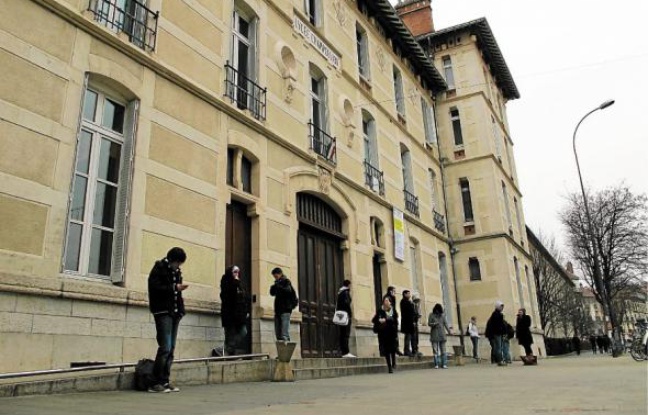 Les lycéens (ici au lycée Champollion) seront 116 421 cette année, soit 2 243 de moins que l'année passée. Les lycéens (ici au lycée Champollion) seront 116 421 cette année, soit 2 243 de moins que l'année passée.