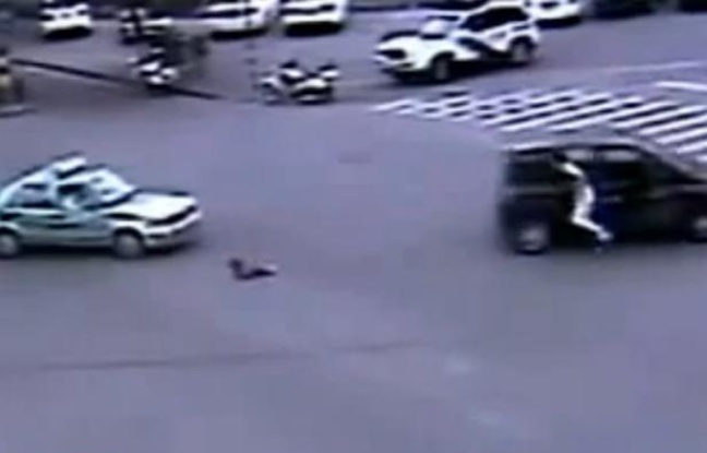 Un homme saute de sa voiture pour sauver sa fille, tombée par la portière. Un homme saute de sa voiture pour sauver sa fille, tombée par la portière.