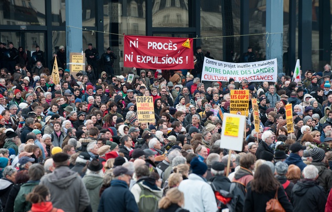 Près de 3000 manifestants ont crié leur colère devant le palais de justice de Nantes le 13 janvier. Près de 3000 manifestants ont crié leur colère devant le palais de justice de Nantes le 13 janvier.