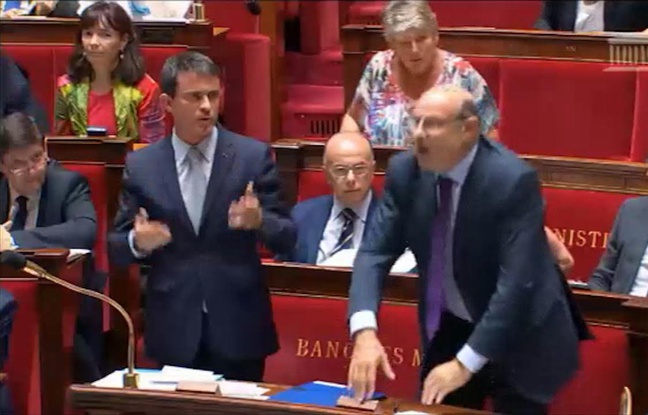 Capture d'écran de Manuel Valls demandant à la gauche de se lever pour rendre hommage à Charles Pasqua. Capture d'écran de Manuel Valls demandant à la gauche de se lever pour rendre hommage à Charles Pasqua.