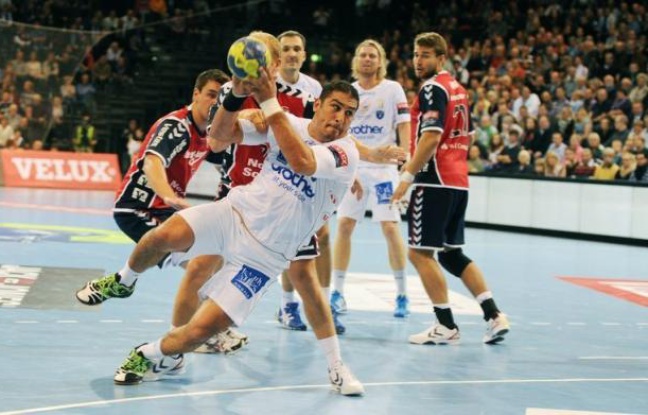 Les handballeurs de Montpellier ont vécu en reclus jeudi à Flensburg (Allemagne), avant leur match en soirée contre le club local, mais dès vendredi et leur retour à Paris ils seront à la merci des enquêteurs pour cette affaire de paris sportifs visant quelques uns d'entre-eux. Les handballeurs de Montpellier ont vécu en reclus jeudi à Flensburg (Allemagne), avant leur match en soirée contre le club local, mais dès vendredi et leur retour à Paris ils seront à la merci des enquêteurs pour cette affaire de paris sportifs visant quelques uns d'entre-eux.