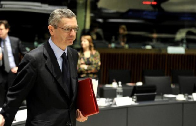 Victoire du droit à la vie pour les anti-avortement, retour à l'ère franquiste pour les autres, le gouvernement Espagnol de droite a amplifié la polémique sur l'avortement, en envisageant d'interdire l'IVG dans les cas de malformation. Victoire du droit à la vie pour les anti-avortement, retour à l'ère franquiste pour les autres, le gouvernement Espagnol de droite a amplifié la polémique sur l'avortement, en envisageant d'interdire l'IVG dans les cas de malformation.
