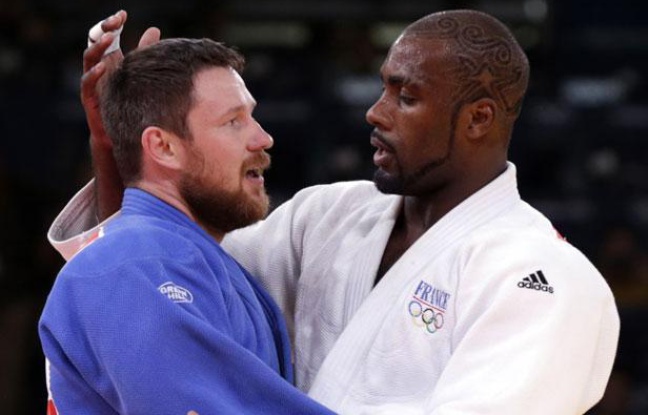 Le judoka Teddy Riner (à dr.), sacré champion olympique chez les plus de 100kg, le 3 août 2012 lors des Jeux de Londres, ici à l'issue de sa finale contre le Russe Alexandr Mikhaylin. Le judoka Teddy Riner (à dr.), sacré champion olympique chez les plus de 100kg, le 3 août 2012 lors des Jeux de Londres, ici à l'issue de sa finale contre le Russe Alexandr Mikhaylin.
