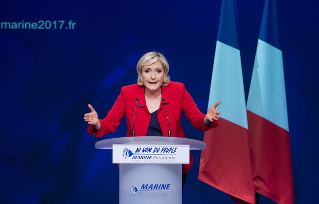 Marine Le Pen en meeting à Paris, le 17 avril 2017. Marine Le Pen en meeting à Paris, le 17 avril 2017.