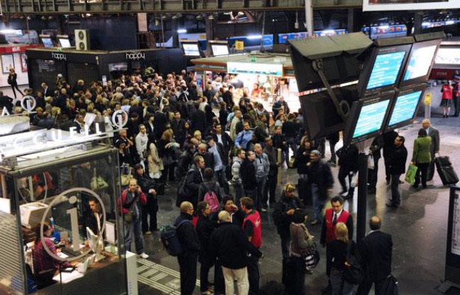 Des usagers de la SNCF rassemblés devant des écrans d'informations, à la gare de l'Est à Paris, alors qu'un mouvement de grève des cheminots a été déclenché à la suite de l'agression d'un contrôleur, le 6 octobre 2011. Des usagers de la SNCF rassemblés devant des écrans d'informations, à la gare de l'Est à Paris, alors qu'un mouvement de grève des cheminots a été déclenché à la suite de l'agression d'un contrôleur, le 6 octobre 2011.