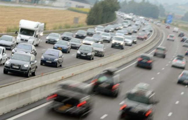 Deux cent soixante-et-onze personnes ont été tuées sur les routes de France en janvier, soit une baisse de la mortalité routière de 8,8% (26 morts en moins) par rapport à janvier 2012, a annoncé vendredi la Sécurité routière. Deux cent soixante-et-onze personnes ont été tuées sur les routes de France en janvier, soit une baisse de la mortalité routière de 8,8% (26 morts en moins) par rapport à janvier 2012, a annoncé vendredi la Sécurité routière.
