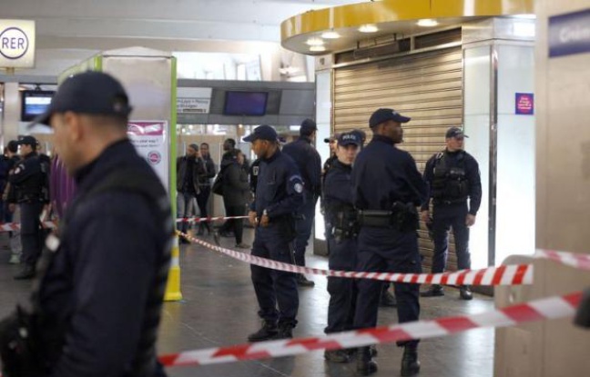 Un militaire en patrouille Vigipirate été agressé samedi à l'arme blanche à La Défense (Hauts-de-Seine) par un homme qui a pris la fuite et dont les motivations restent inconnues. Un militaire en patrouille Vigipirate été agressé samedi à l'arme blanche à La Défense (Hauts-de-Seine) par un homme qui a pris la fuite et dont les motivations restent inconnues.