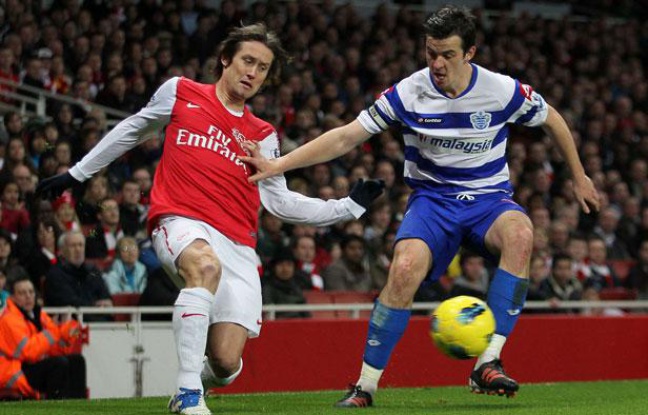 Joey Barton (à droite), contre Arsenal, le 31 décembre 2011, à l'Emirates Stadium. Joey Barton (à droite), contre Arsenal, le 31 décembre 2011, à l'Emirates Stadium.