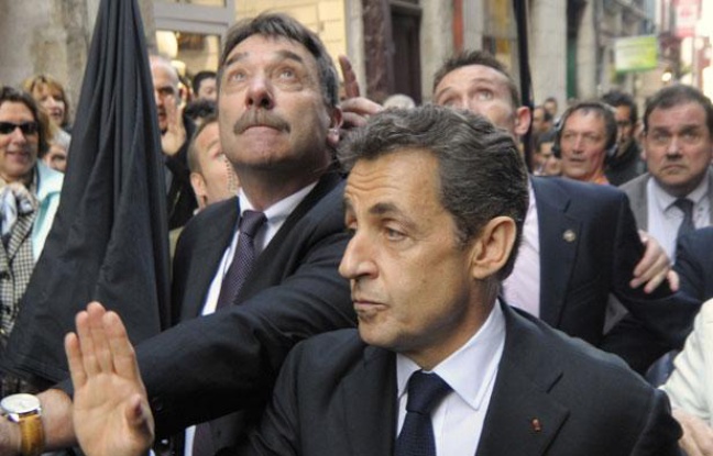 Nicolas Sarkozy, chahuté par des manifestants dans les rues de Bayonne, le 1er mars 2012. Nicolas Sarkozy, chahuté par des manifestants dans les rues de Bayonne, le 1er mars 2012.