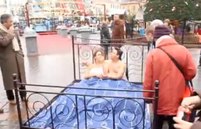 Capture d'écran d'une vidéo du comédien belge Michaël Dufour sur la Grand-place de Lille en décembre 2010. Capture d'écran d'une vidéo du comédien belge Michaël Dufour sur la Grand-place de Lille en décembre 2010.