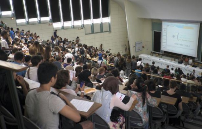 Des étudiants assistent à un cours de sciences à l'université d'Aix à Marseille le 8 septembre 2014 Des étudiants assistent à un cours de sciences à l'université d'Aix à Marseille le 8 septembre 2014