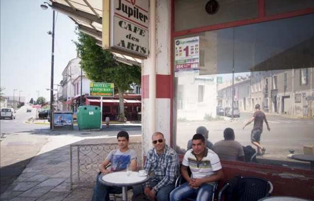 Saint-Gilles (Gard), le 30 mai 2012. Toute première commune de France gérée par le FN (1989-92). Dans cette petite ville à l'entrée de la Camargue le café des arts est fréquenté quasiment que par des Français originaires du Maghreb. Saint-Gilles (Gard), le 30 mai 2012. Toute première commune de France gérée par le FN (1989-92). Dans cette petite ville à l'entrée de la Camargue le café des arts est fréquenté quasiment que par des Français originaires du Maghreb.