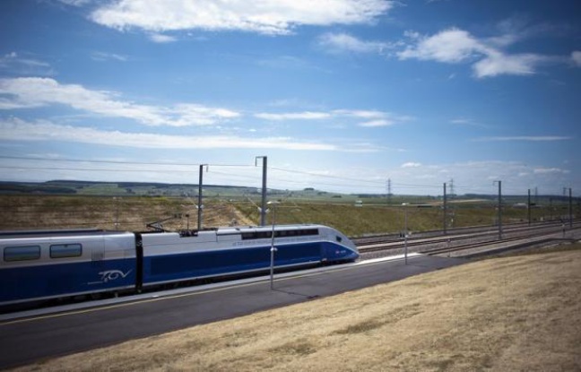 La SNCF va proposer à partir de l'année prochaine un tarif de billet unique et bon marché sur un TGV low cost, à moins de 25 euros, en contrepartie toutefois de "conditions de voyage moins agréables", affirme la radio RTL lundi. La SNCF va proposer à partir de l'année prochaine un tarif de billet unique et bon marché sur un TGV low cost, à moins de 25 euros, en contrepartie toutefois de "conditions de voyage moins agréables", affirme la radio RTL lundi.