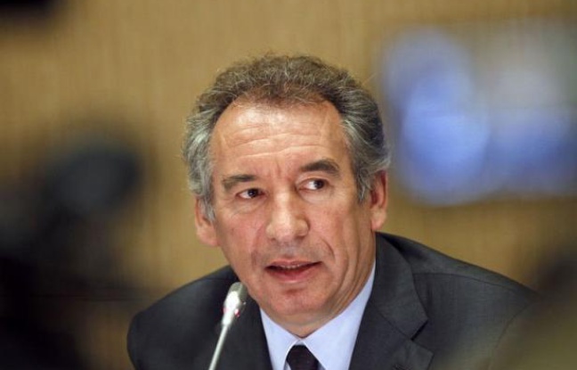 Le président du MoDem, François Bayrou, a estimé vendredi que l'organisation en Grèce d'un référendum "sur le grand choix de l'euro et les sacrifices qui vont avec" n'était "pas un crime" et qu'il était "dangereux" de présenter aujourd'hui sa suppression comme "une victoire". Le président du MoDem, François Bayrou, a estimé vendredi que l'organisation en Grèce d'un référendum "sur le grand choix de l'euro et les sacrifices qui vont avec" n'était "pas un crime" et qu'il était "dangereux" de présenter aujourd'hui sa suppression comme "une victoire".