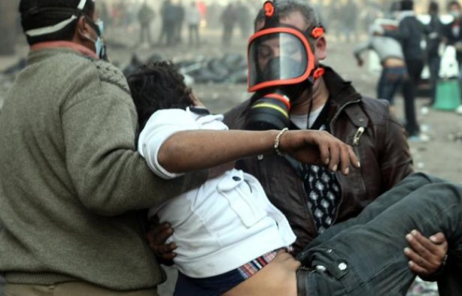 De violents affrontements opposaient mercredi pour le cinquième jour la police à des milliers d'Egyptiens réclamant le départ des militaires au pouvoir, malgré la promesse du chef de l'armée d'organiser une élection présidentielle mi-2012 pour un retour au pouvoir civil De violents affrontements opposaient mercredi pour le cinquième jour la police à des milliers d'Egyptiens réclamant le départ des militaires au pouvoir, malgré la promesse du chef de l'armée d'organiser une élection présidentielle mi-2012 pour un retour au pouvoir civil