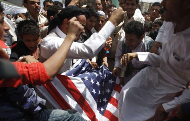 Au Yémen, des manifestants s'en prennent au drapeau des États-Unis, le 14 septembre 2012 Au Yémen, des manifestants s'en prennent au drapeau des États-Unis, le 14 septembre 2012